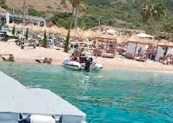 Rrezikoi jetën e pushuesve me gomone në Jalë, i bllokohet mjeti lundrues