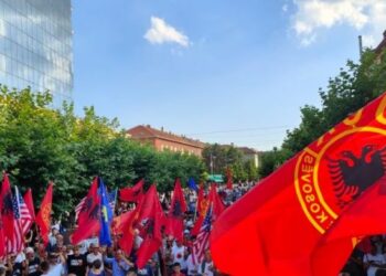 Protestë kundër qeverisë së Kosovës, qytetarët mbushin sheshin me flamujt e UÇK-së