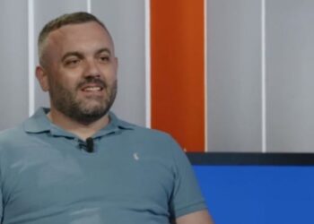 Falënderoi në gjunjë Clinton-in, rrëfimi i kamarierit shqiptar: Më përqafoi kur i tregova si kam shpëtuar bashkë me familjen