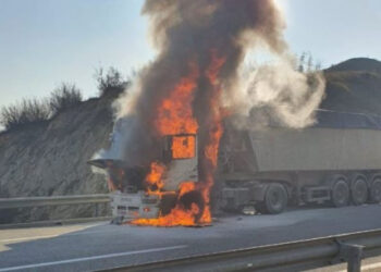 Pësoi defekt teknik, merr flakë kamioni në ecje e sipër te tuneli, trafik i rënduar në autostradën Elbasan-Tiranë