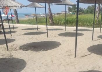 VIDEO/ Zaptuan hapësirën publike në plazhin e Golemit, sekuestrohen 392 shezlongë