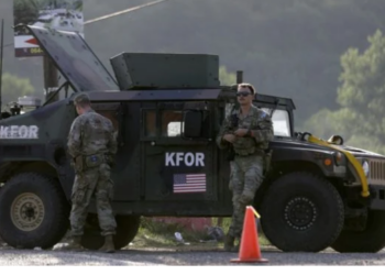 “Serbia po kontrabandon armë përmes autoambulancave”, KFOR reagon për pretendimin e deputetes britanike