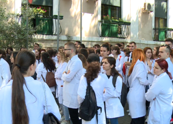 Çfarë kërkojnë nga një ish President? Studentët e mjekësisë, protestë ditën e vizitës së Bill Klinton në Tiranë