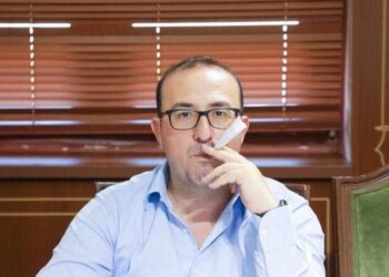 FOTOLAJM / Korreshi ndez një ‘trefletësh’ në Kuvend: Qeveria nuk harroi të na e sillte për provë…