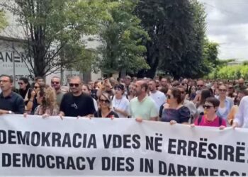 “Demokracia vdes në errësirë/ Protestë për mbylljen e “Klan Kosova” në Prishtinë