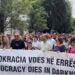 “Demokracia vdes në errësirë/ Protestë për mbylljen e “Klan Kosova” në Prishtinë