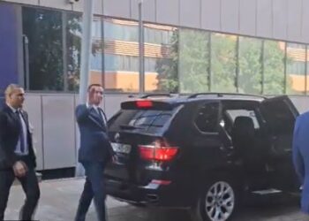 Refuzimi/ Kurti largohet nga zyra e tij, ja si reagon kur pyetet nëse do e takojë Ramën në Prishtinë