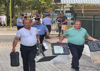 Zgjedhjet në Rrogozhinë/ Mbërrijnë kutitë e para në KZAZ, pritet të fillojë numërimi i votave