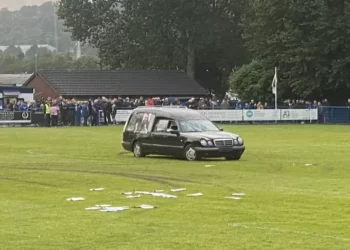 Incident i pazakontë/ Makina funerale futet në fushë, ndërpritet ndeshja në Britani