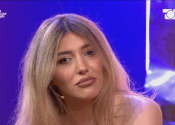 “Unë jam vajza e tij, gjaku i tij”/ Babai e braktisi, ish-banorja e BBV bën lutjen e ndjerë: Dua ta ritakoj