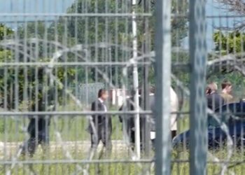 Vizita historike/ Klinton zbret në Rinas, e pret Rama. Eskorta e shoqëron drejt Tiranës
