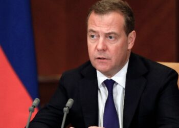 Medvedev, ironi me protestat në Francë: Macron duhet të jetë në krah të Parisit dhe jo të Kievit