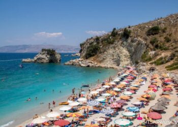 U vendosën pa lejen e bashkisë, sekuestrohen 20 çadra dhe 40 shezlongë te “Pasqyrat” në Sarandë