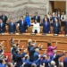 FOTO / Buzëqeshje dhe shtrëngime duarsh, betohen 300 deputetët e Parlamentit grek