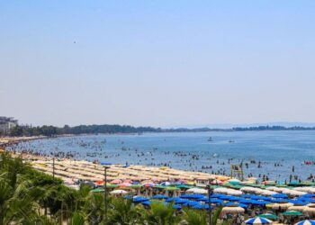 Turistët mësyjnë Durrësin; të huajt zgjedhin Shqipërinë për pushime