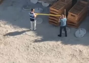 Sekuestrohen 240 shezlongë, shpallet në kërkim pronari i plazhit “Laguna” në Ksamil