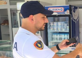 FOTOT/ Dy policë gjejnë në plazhin e Velipojës kuletën plot me para e ia dorëzojnë personit që e kishte humbur