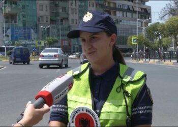 Jo vetëm gjoba, Anxhelina iu ofron ujë qytetarëve/ Policja orienton trafikun në mes të vapës: Gjithë kohës në terren në pikë të diellit, por jam mësuar!