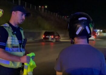 VIDEO/ Policët e Rrugores dhurojnë jelekë fosforeshentë për drejtuesit e motoçikletave