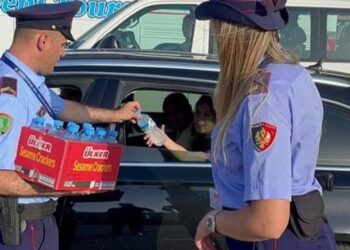 FOTOT/ Radhë e gjatë në Morinë për shkak të vendimit të qeverisë së Kosovës, policia shqiptare shpërndan ujë të freskët për udhëtarët