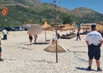 Kishin zënë plazhin publik, sekuestrohen 38 çadra dhe 66 shezlongë në Borsh e Himarë