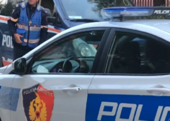 Tre të rinj rrahin me grushte efektivin e policisë në Tiranë