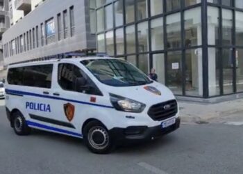25-vjeçari i vjedh fqinjit paratë dhe celularin, pastaj i përdhunon të dashurën