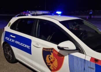 Disa persona sulmojnë me thikë 32-vjeçarin në Tiranë, arrestohet njëri prej tyre