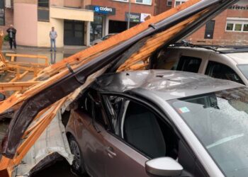 FOTOT/ “Tërbohet” moti në Prishtinë: Erërat e forta “shkulin” zgarën e çatisë, dëmtohen disa makina