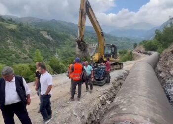 “Nuk iu lejojmë të na merrni ujin”, banorët e fshatit turistik të Radomirës protestojnë kundër HEC-eve