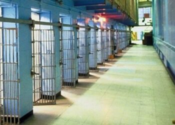 Ngjarje e rëndë në Greqi, shqiptari vetëvritet në qeli: Gjendet i varur me çarçaf