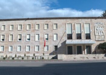 Qeveria ndryshon rregullat për agjencitë funerale
