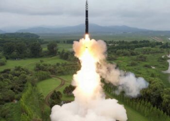 Koreja e Veriut lëshon dy raketa si përgjigje ndaj nëndetëses amerikane