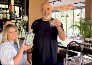 VIDEO/ Rama ‘ikën’ për pak nga mbledhja e qeverisë, ndan pamjet me vajzat e djemtë e zonës: Të na rrojë Tepelena turistike që vetëm zhvillohet