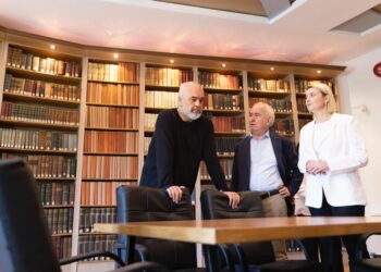 Librat e sekuestruar në komunizëm/ “Të ndaluarit” hapen për publikun në qendrën e librit “Sotir Kolea”