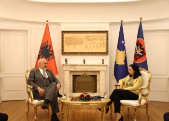 FOTOT/ Vizita në Kosovë, kryeministri Rama takohet me presidenten Osmani