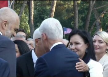 VIDEOLAJM/ Shërbenin si presidentë gjatë luftës në Kosovë, takim i veçantë mes Clinton dhe Meidanit