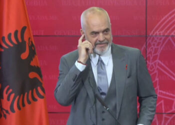 E konfirmon Albulena Haxhiu/ Rama mbërrin në Kosovë, ministrat nisin të nënshkruajnë marrëveshjet mes dy qeverive!