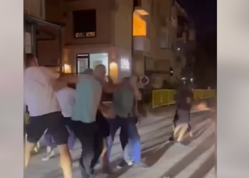 VIDEO/ Rrahje brutale në kryeqytet, njëri kërkon dhe një armë të ftohtë: Ma jep thikën!