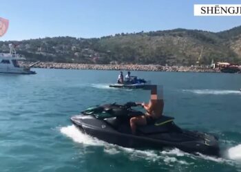 VIDEO/ Monitorimi i bregdetit, bllokohen 8 mjete lundruese në Shëngjin, gjobiten drejtuesit e tyre