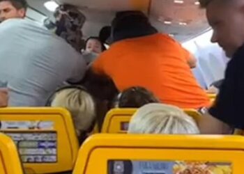 VIDEO/ Fluturimi shtyhet 2 orë: Sherr në avion për sediljen nga dritarja, zihen me grushta britaniku dhe amerikani