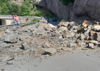 Shembje masive gurësh në Librazhd; shpëtojnë për mrekulli makinat, bllokohet qarkullimi
