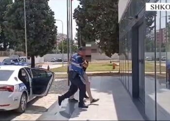 Emri/ Në pranga 21-vjeçari në Shkodër: I vodhi një shumë parash një qytetari amerikan