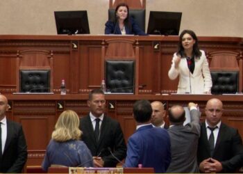 Deputetët e Berishës bllokojnë foltoren, Spiropali: Garda të largohet. S’kemi frikë nga ata që kanë frikë nga vetja