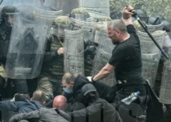Mjekët i presin gjymtyrët njërit prej ushtarëve hungarezë të KFOR-it që u plagos në Veri