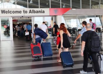 Shqiptarët kthehen për pushimet e verës, fluks i madh në portin e Durrësit