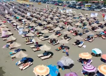 “Hapësira të bollshme, uji i pastër, rëra cilësore dhe shërbime të shtuara”, Rama shpërndan pamjet plazhit të Tales