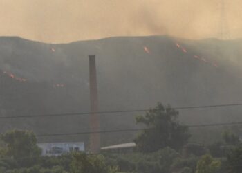 Shpërthim i fortë në Greqi, depoja e municioneve detyron banorët të evakuohen