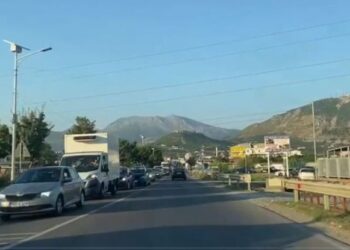 Pushuesit nga Kosova ‘besnikë’ të bregdetit shqiptar/ Radhë kilometrike automjetesh, mijëra turistë në plazhiin e Shëngjinit