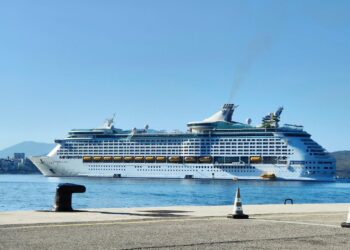 FOTO / Kroçera “Explorer of the Seas” me 2600 turistë për herë të parë në Sarandë